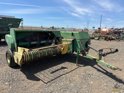 John Deere 467 Baler