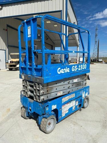 2005 Genie Scissor Lift