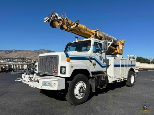 1990 International 2574 Digger Derrick Truck