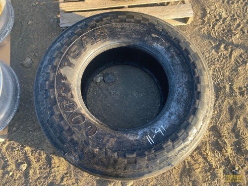 (1) GoodYear 425/65R22.5