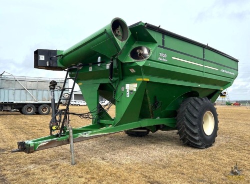 J&M 1050 GrainStorm Grain Cart