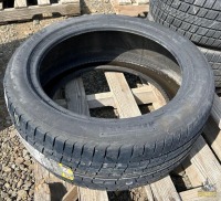 (1) 275/40 R19 Pirelli Tire