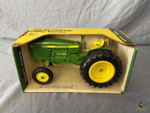 1/16 Ertl John Deere Utility Tractor