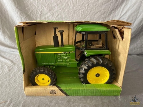 1/16 Ertl John Deere 4455 MFWD Tractor