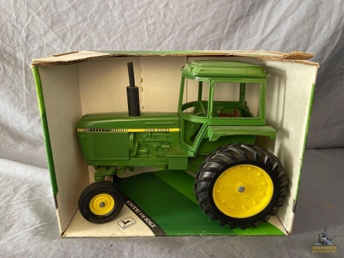 1/16 Ertl John Deere Row Crop Tractor