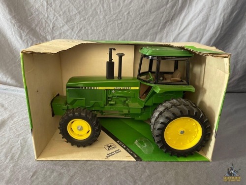 1/16 Ertl John Deere MFWD Tractor