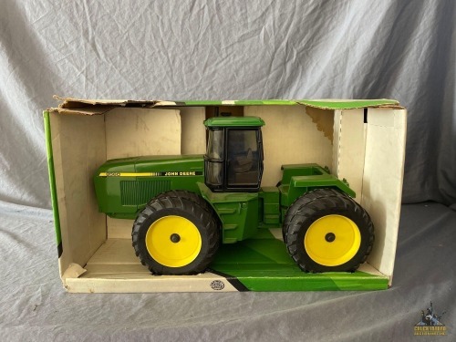 1/16 Ertl John Deere 4WD Tractor