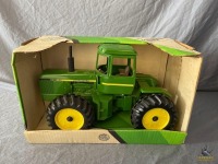 1/16 Ertl John Deere 4WD Tractor