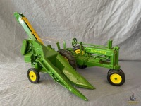 1/16 Ertl John Deere A Tractor w/One-Row Corn Picker