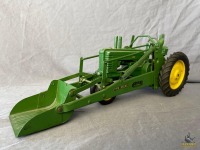 1/16 John Deere Tractor w/Loader