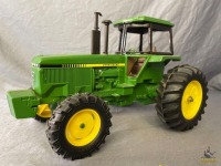 1/16 Ertl John Deere MFWD Row Crop Tractor