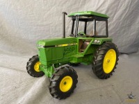 1/16 Ertl John Deere MFWD Row Crop Tractor