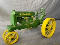 1/16 John Deere Tractor