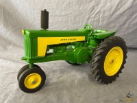 1/16 John Deere Tractor