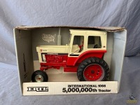 1/16 Ertl International 1066 Farmall Tractor