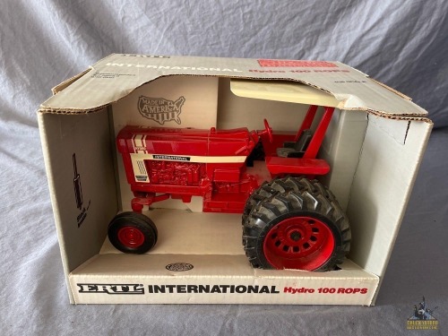 1/16 Ertl International Farmall 100 Hydro Tractor