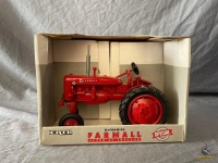1/16 Ertl McCormick Farmall Super AV Tractor
