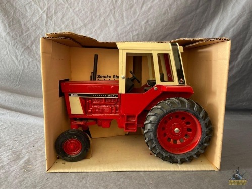 1/16 Ertl International 1586 Tractor