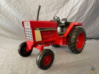 1/16 Ertl International 1586 Tractor