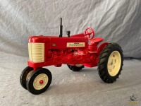 1/16 Ertl McCormick Farmall 350 Tractor