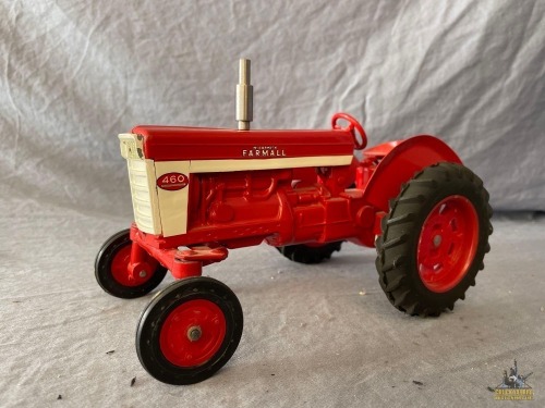 1/16 McCormick Farmall 460 Tractor