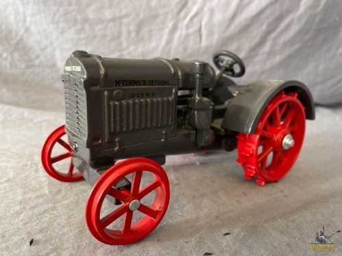 1/16 JLE McCormick-Deering 10-20HP Tractor