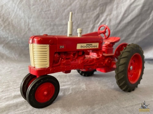 1/16 Ertl McCormick Farmall 350 Tractor