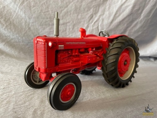 1/16 Ertl International 600 Diesel Tractor