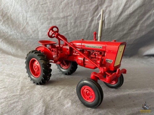 1/16 Ertl International Farmall 140 Tractor