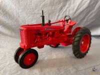 1/16 Ertl McCormick Farmall H Tractor