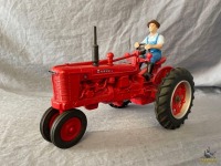 1/16 Ertl McCormick Farmall H Tractor