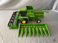 Ertl John Deere Titan II Combine