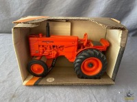 1/16 Ertl 1947 John Deere MI Tractor