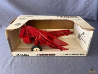 1/16 Ertl McCormick IH Corn Picker