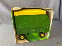 1/16 Ertl John Deere Forage Wagon