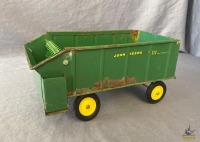 1/16 Ertl John Deere 112 Chuck Wagon