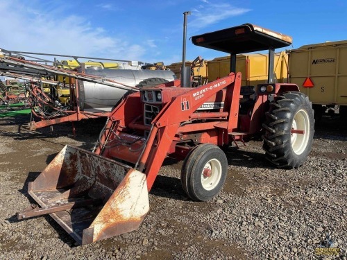 IH 684 Loader Tractor