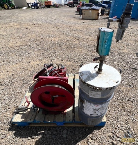 Pneumonia Grease Gun w/Hose Reel