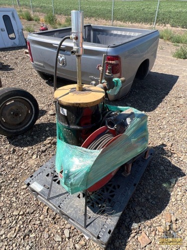 Pneumatic Greaser w/Hose & Reel