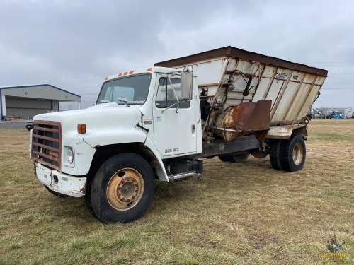 1988 International S1900 Feed Truck - Moses Lake